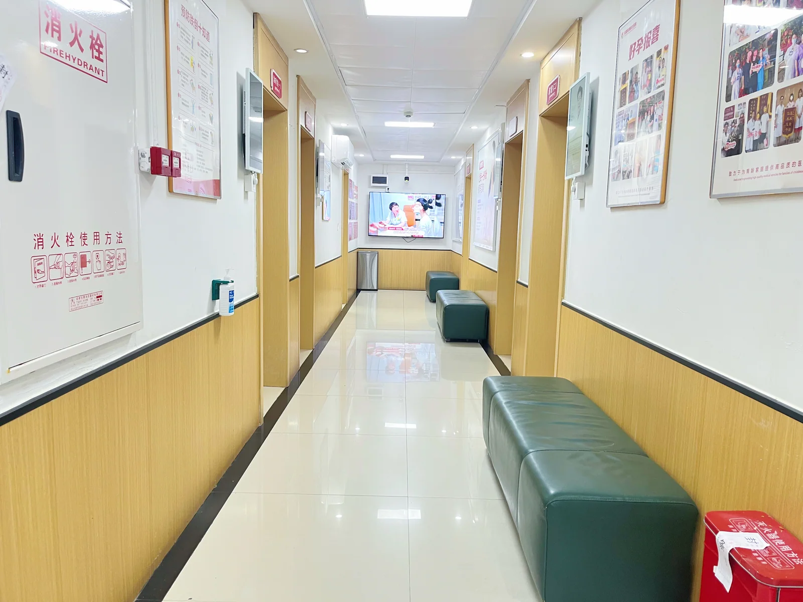 成都城南新生医院候诊走廊实景